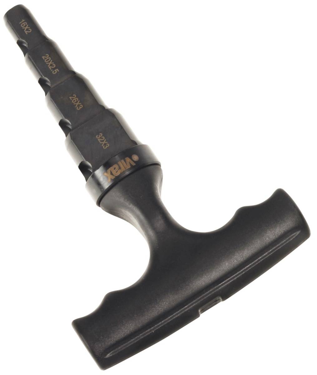 Zwei silberne ratschende Ringschlüssel, Größen 10-12 und 17-18, auf weißem Hintergrund dargestellt.