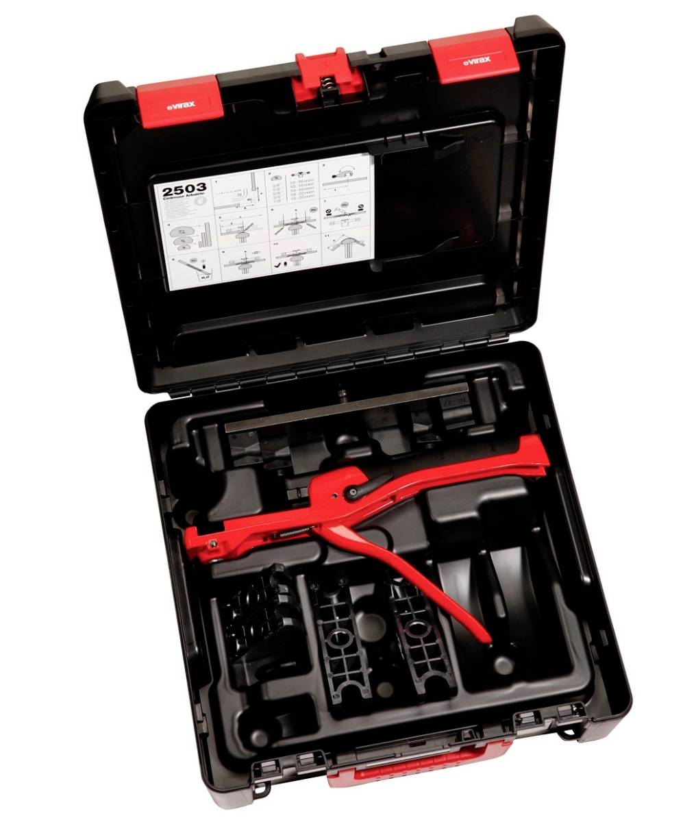 Offener schwarzer Werkzeugkasten mit rotem Handnieter und Zubehör im Inneren, plus Bedienungsanleitung auf dem Deckel.