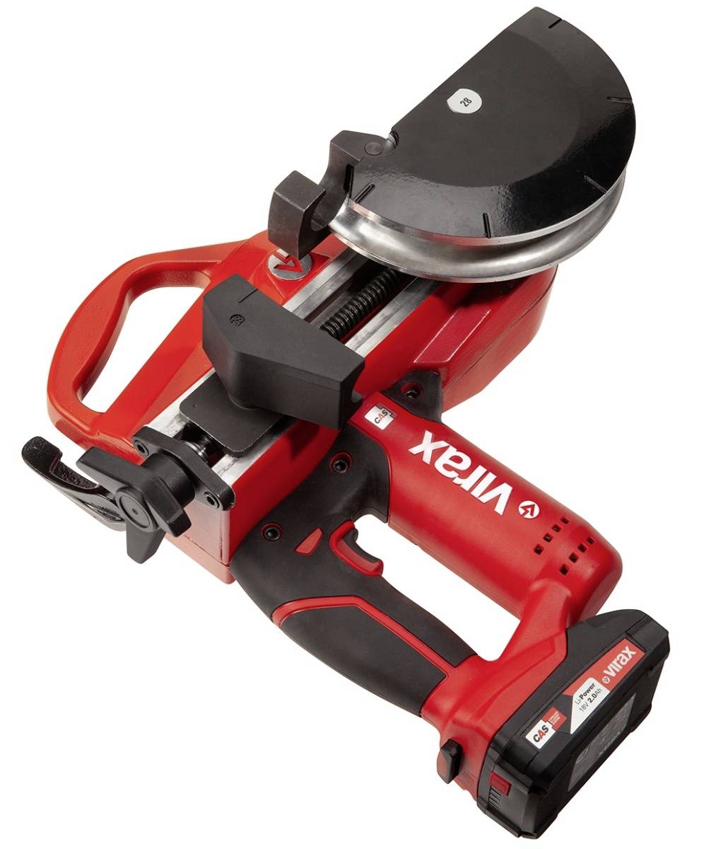 Rotes schnurloses hydraulisches Druckwerkzeug mit schwarzem Schneid-/Crimpkopf, gewinkelt auf weißem Hintergrund.