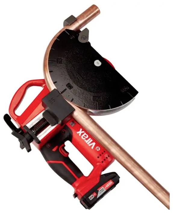 Rote, batteriebetriebene Rohrzange, die um ein Kupferrohr geklemmt ist, shown on a white background.