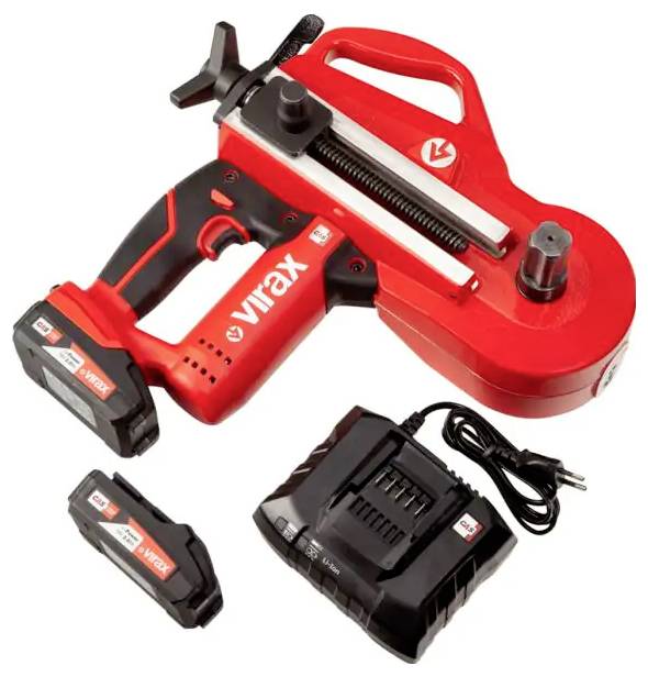 Rote kabellose Bandsäge mit Akku, Ladegerät und zusätzlichem Akkupack auf weißem Hintergrund.