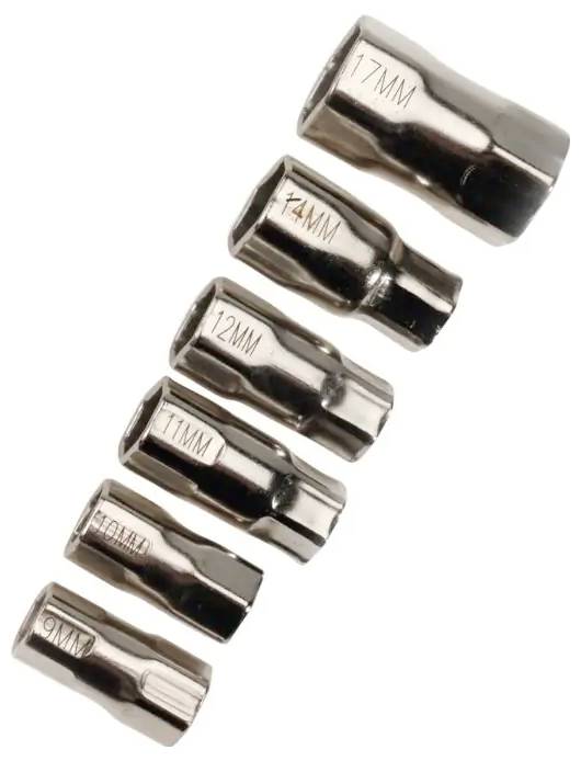 Satz aus sechs verchromten Steckschlüssel-Bits mit den Bezeichnungen 17mm, 14mm, 12mm, 11mm, 8mm und 10mm, diagonal auf weißem Hintergrund angeordnet.