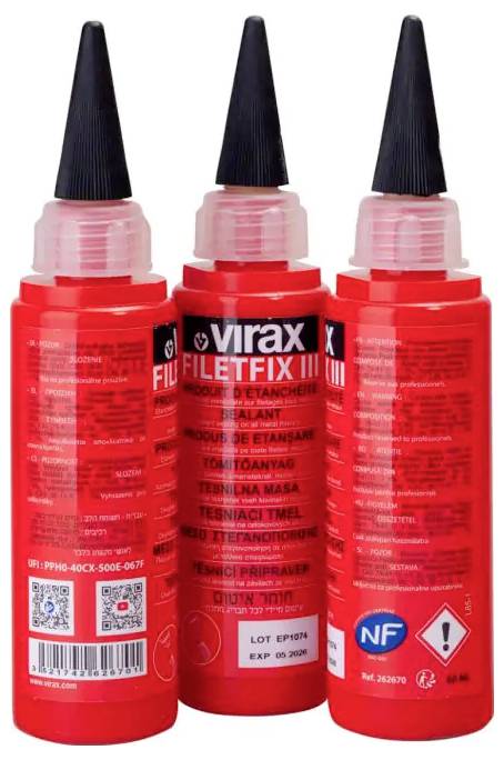 Drei rote Virax Filetfix-Klebstoffflaschen mit schwarzen Kegelhauben, von vorne und hinten auf weißem Hintergrund gezeigt.