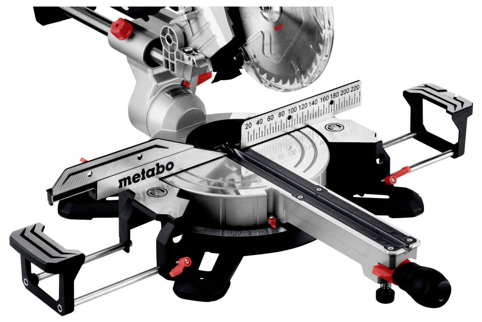 Ein Nahaufnahmebild einer Metabo Kapp- und Gehrungssäge, die die Sägeblatt, Winkelmesskalen und verstellbare Metallführung für präzises Schneiden zeigt.