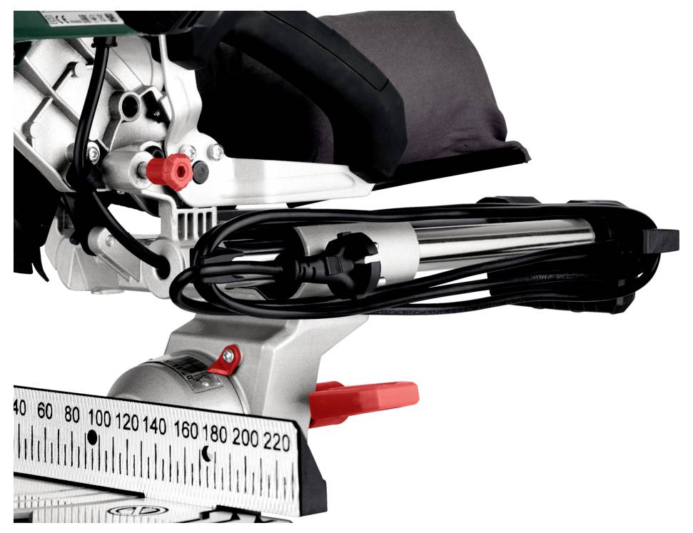 Eine silberne Kapp- oder Gehrungssäge mit einem Lineal, das Messungen in Zentimetern und Zoll anzeigt, mit Kabel um die Basis gewickelt, die Präzision und Funktionalität hervorhebt.