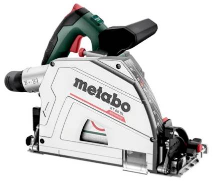 Metabo-Tauchsäge mit schwarzgrünem Griff, weißem Schutzblech und angebrachtem Staubabsaugungsanschluss auf weißem Hintergrund.