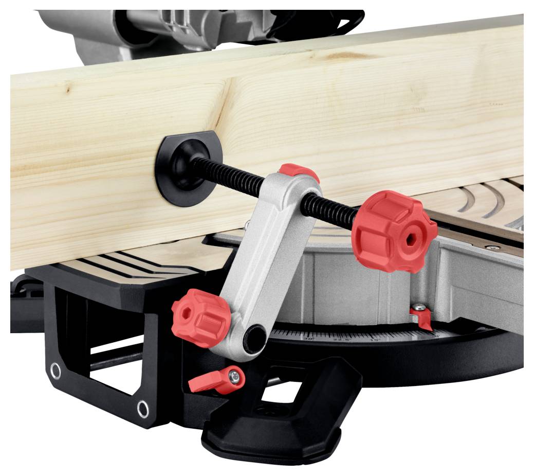 Eine Kappkreissäge mit einer roten Klemme, die ein Holzbrett für präzises Schneiden sichert. Die Klemme ist so eingestellt, dass sie das Brett während des Betriebs an seiner Position hält.