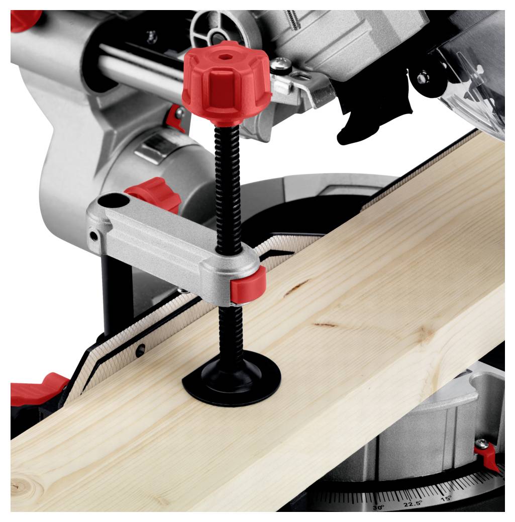 Eine Kappkreissäge klemmt ein Stück Holz, wobei ein roter Einstellknopf und ein Metallarm das Holz für den Schnitt sichern.