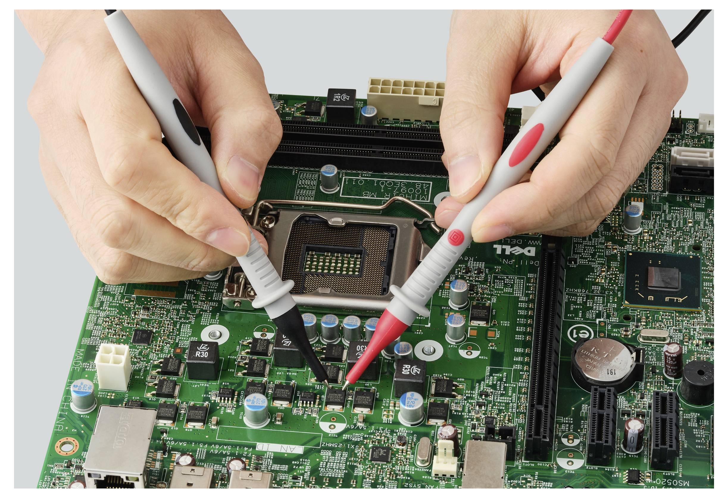 Eine Person in einem Laborkittel hält ein Tablet in den Händen, auf dem eine Fabrikszene angezeigt wird, was die Verwendung von Augmented-Reality-Technologie in einer Produktionsumgebung anzeigt.