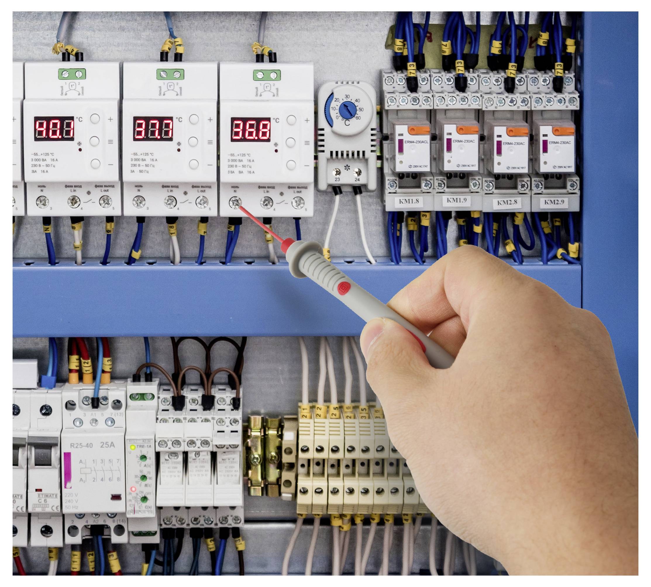 Eine Person hält ein Tablet in den Händen, auf dessen Bildschirm eine Industrieanlage zu sehen ist, während sie die Szene vor sich erfasst. Die Anlage verfügt über hohe Strukturen und Rohre.