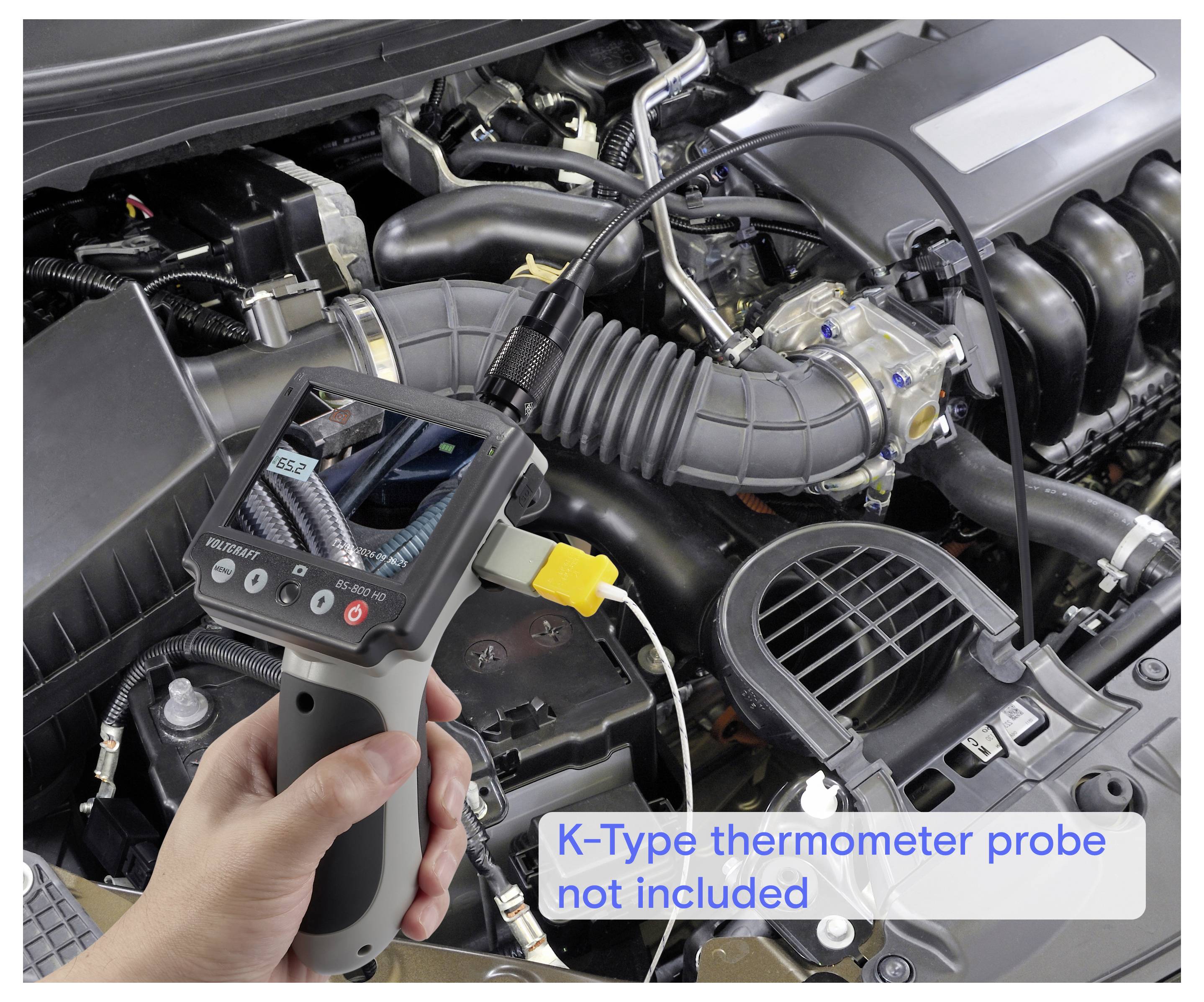 Tragbare Inspektionskamera auf einem Automotorraum ausgerichtet, mit Text im Bild, der anmerkt: 