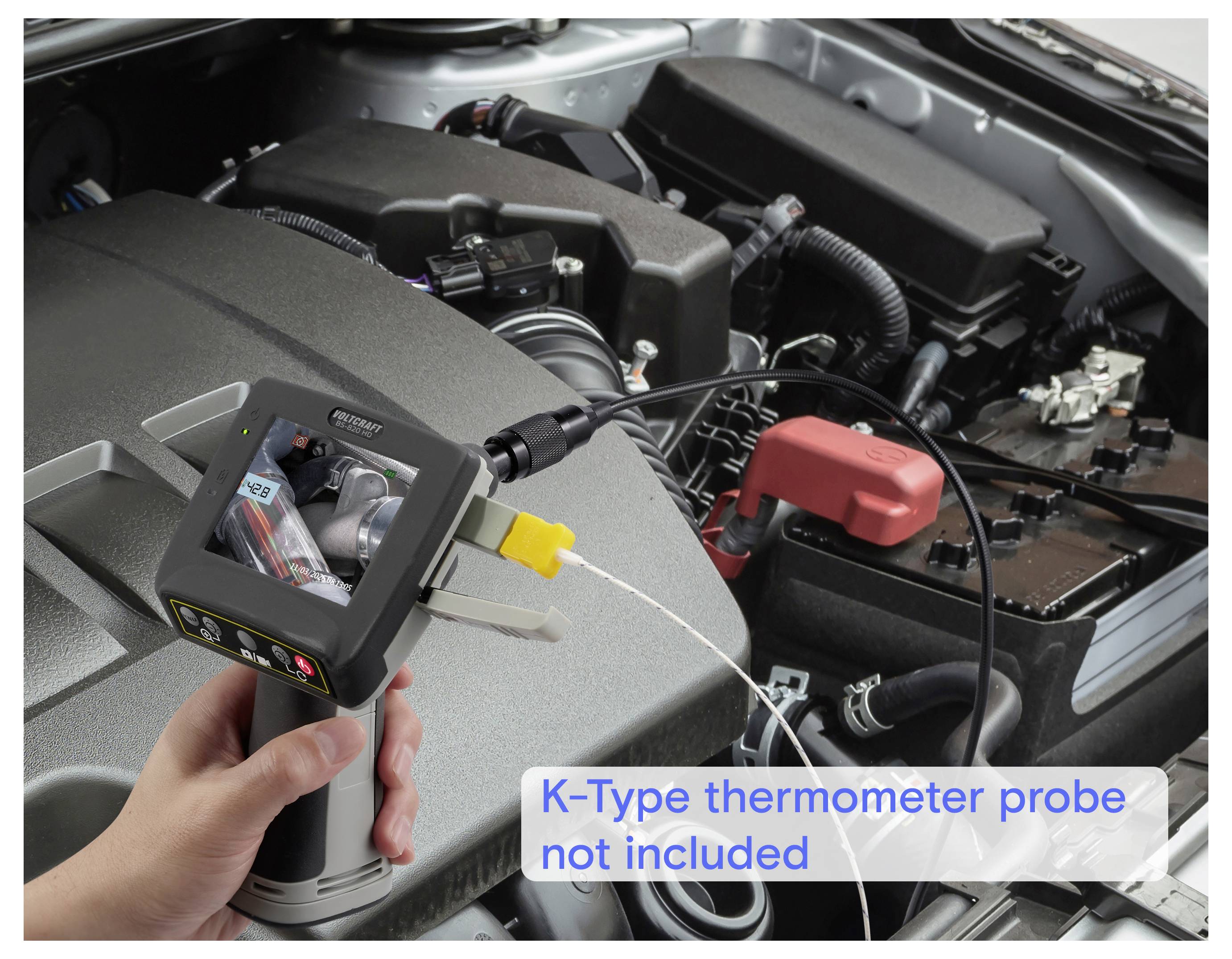 Tragbares Infrarot-Thermometer, auf einen Motorraum eines Autos gerichtet, mit Text im Bild, der notiert „K-Typ-Thermometer-Sonde nicht im Lieferumfang enthalten