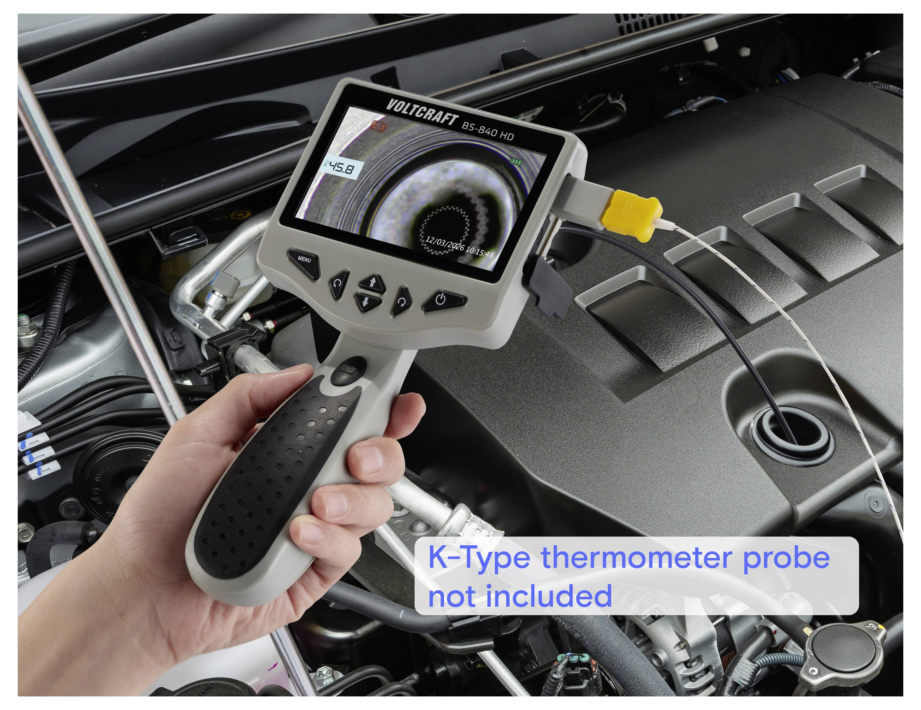 Hand hält eine VOLTCraft Inspektionskamera mit Bildschirm und Sonde in einem Automotorraum; Text sagt „K-Typ-Thermometer-Sonde nicht im Lieferumfang enthalten