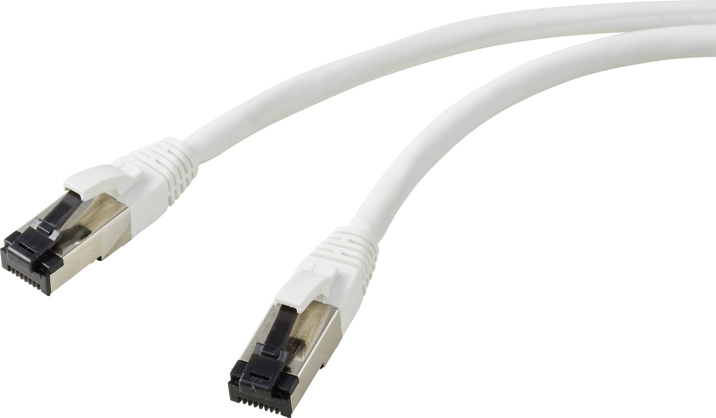 Ein weißes Netzwerkkabel mit zwei RJ45-Steckern, das für Ethernet-Verbindungen verwendet wird, liegt auf weißem Hintergrund.