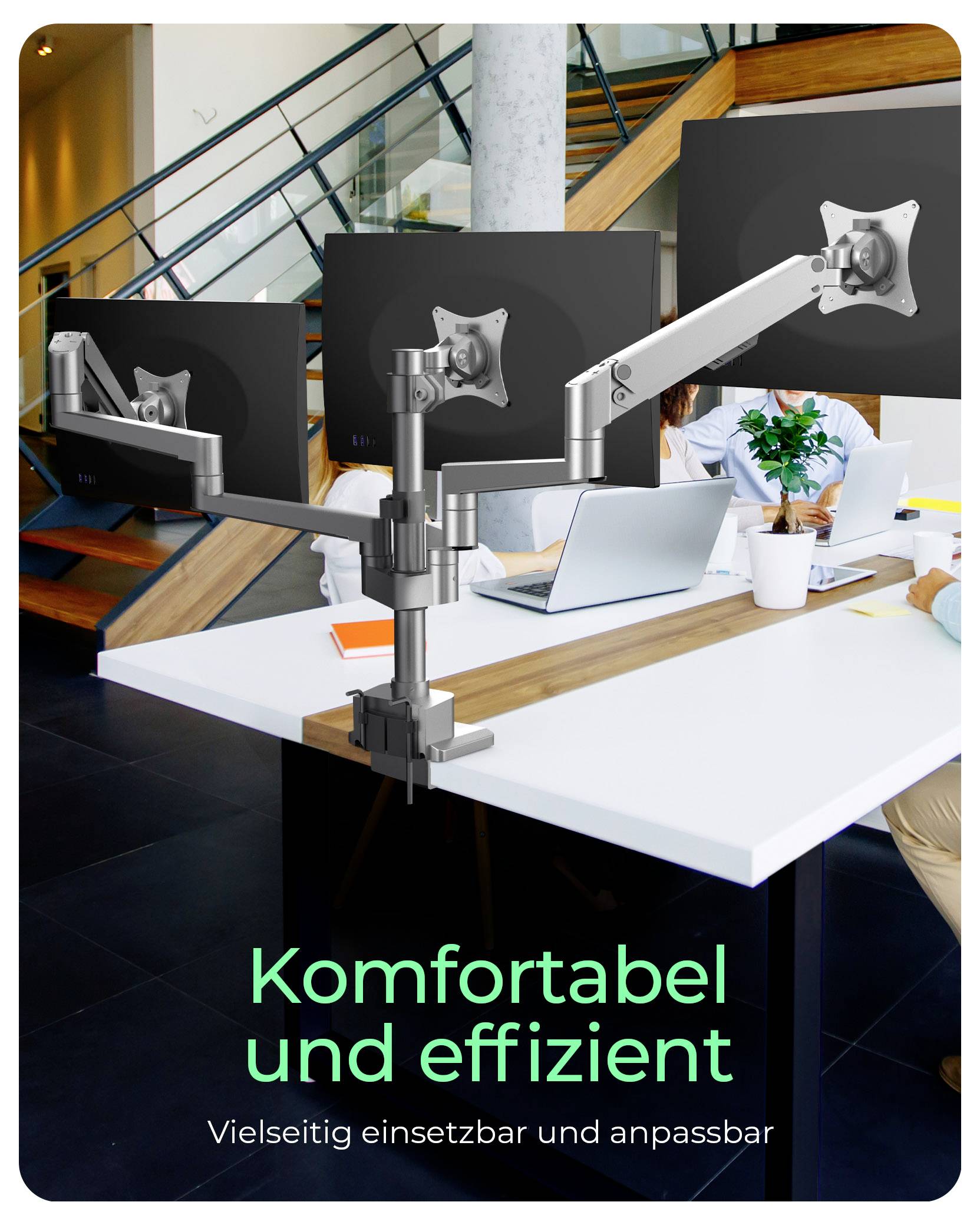 Drei Monitore an verstellbaren Armen, aufgebaut auf einem Büroschreibtisch, mit einer Person, die in der Nähe an einem Laptop arbeitet. Text liest sich: 'Komfortabel und effizient'