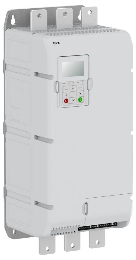 Ein weißes elektrisches Gerät, höchstwahrscheinlich ein Motorsteuerungsgerät, mit einer digitalen Anzeige und Bedienungstasten, ist vertikal an einer Wand montiert.