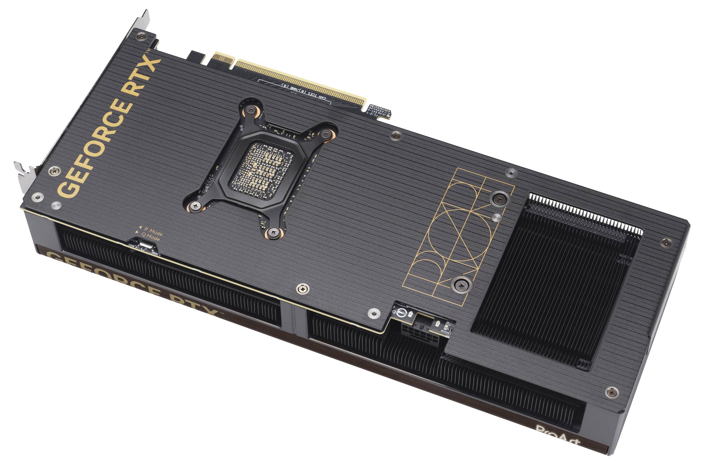 Eine schwarze GeForce RTX Grafikkarte mit sichtbarem Kühlventilator und goldenen Akzentdetails, diagonal positioniert.