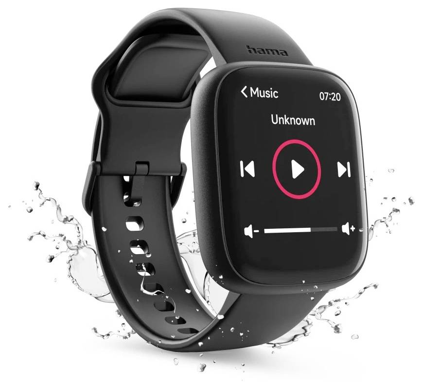 Eine schwarze Smartwatch zeigt eine Musikplayer-Oberfläche mit einem Play-Button und dem Titel 'Unbekannt'. Wassertropfen umgeben sie und deuten auf Wasserresistenz hin.