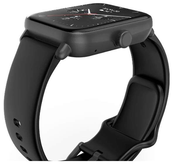 Eine schwarze Smartwatch mit einem rechteckigen Gehäuse, die eine analoge Zifferblattanzeige zeigt, mit einem schwarzen Armband und einer seitlichen Steuerungstaste.