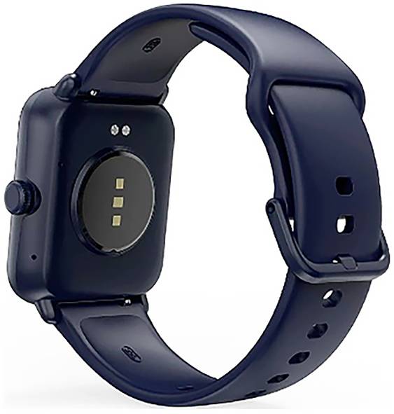 Eine schwarze Smartwatch mit quadratischem Ziffernblatt und Silikonarmband, von hinten gezeigt, wobei der Herzfrequenzsensor und der Schnallenverschluss hervorgehoben werden.