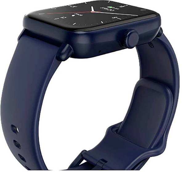 Eine dunkelblau Smartwatch mit einem rechteckigen Display zeigt eine digitale Uhr mit analogen Zeigern. Die Uhr hat ein schlankes Design mit einem Silikonarmband.