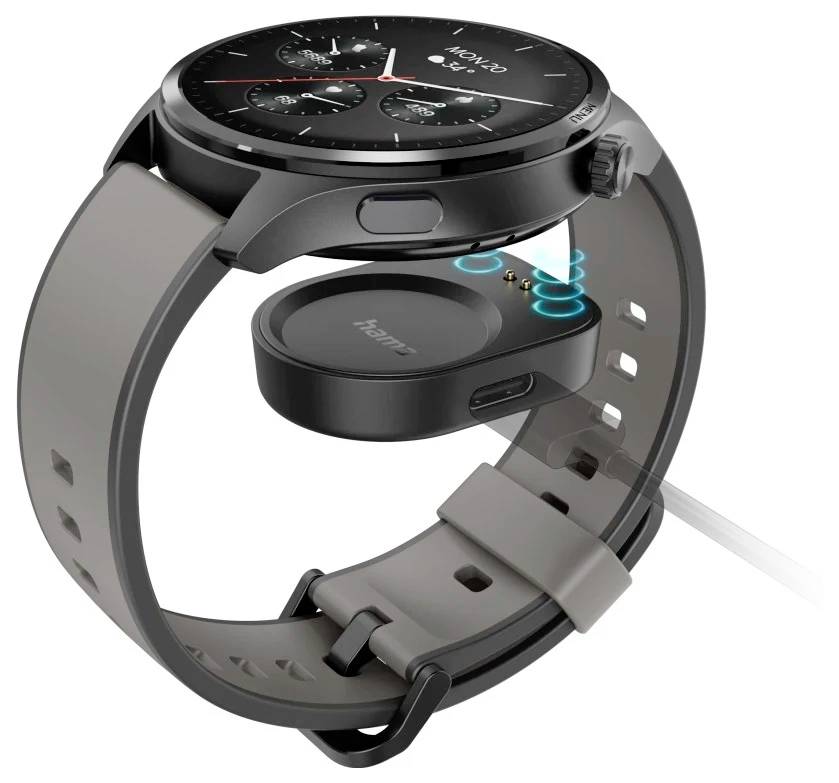 Eine Smartwatch auf einem Ladedock, deren Bildschirm mehrere Zifferblätter und Symbole zeigt. Das Ladedock befindet sich unterhalb des Zifferblatts.