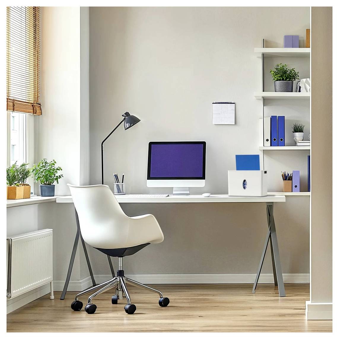 Ein modernes Home Office mit einem weißen Schreibtisch, Computer und Drehstuhl. Regale mit Büchern und Pflanzen bieten einen aufgeräumten und organisierten Arbeitsbereich.