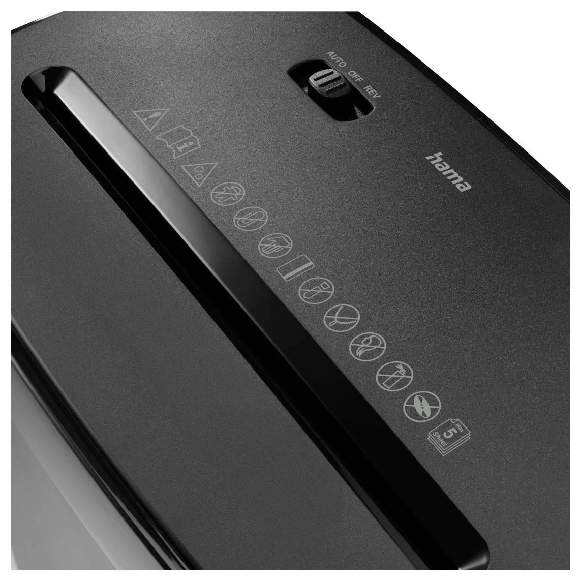 Ein schwarzer Papierschredder von oben, mit Papiereinwurfschlitz, Sicherheitssymbolen und dem Wort 