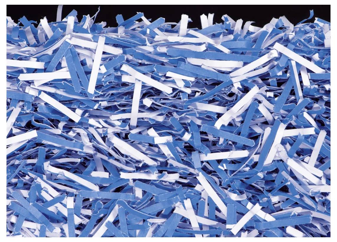 Ein Stapel zerrissener blau-weißer Papierstreifen, die ein geschichtetes, strukturiertes Muster bilden.
