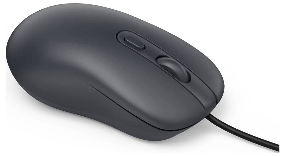 Eine schwarze kabelgebundene Computermaus mit Scrollrad und zwei Tasten, die auf einem weißen Hintergrund liegt.