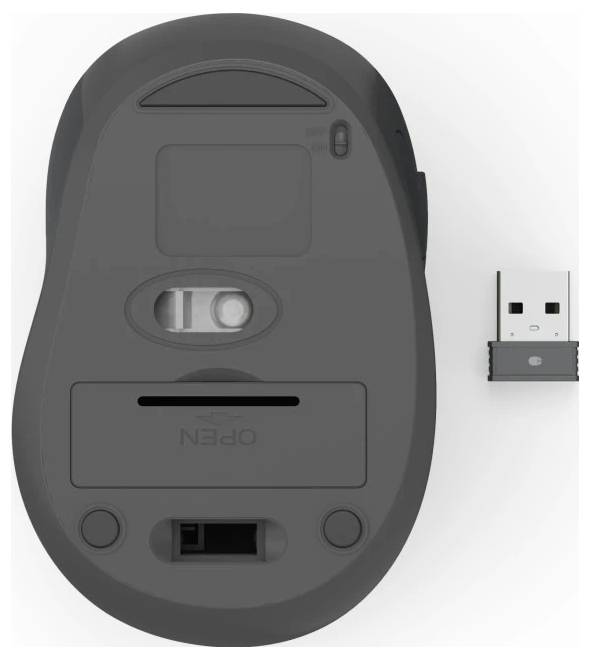 Das Bild zeigt die Unterseite einer drahtlosen Computermaus mit einem sichtbaren Sensor und einem offenen Batteriefach neben einem USB-Empfänger.