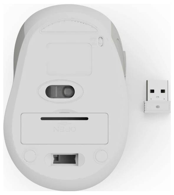 Das Bild zeigt die Unterseite einer Computermaus neben einem USB-Empfänger. Die Maus verfügt über einen Ein/Aus-Schalter, einen Sensor und ein Batteriefach, das mit 