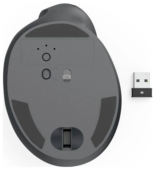 Die Unterseite einer drahtlosen Maus mit Netzschalter, optischem Sensor und Batteriefach, neben einem USB-Empfänger.