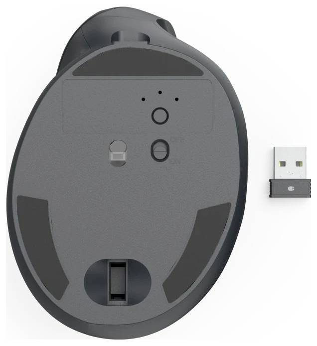 Die Unterseite einer drahtlosen Maus, die den Netzschalter, den Sensor und einen USB-Empfänger rechts davon umfasst.