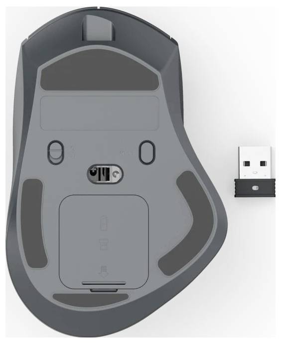 Die Unterseite einer Computermaus mit Batteriefach, Ein-/Aus-Schalter und Sensor. Ein USB-Wireless-Empfänger befindet sich daneben.