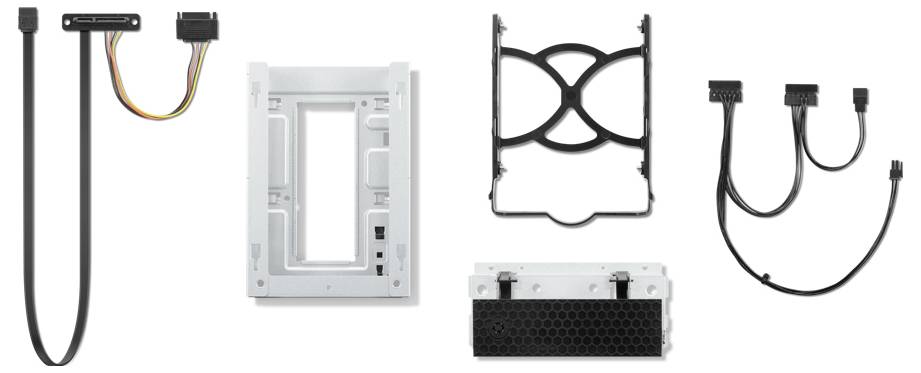 Computergehäuse-Zubehör einschließlich Kabeln, einer Montageklammer und einem Laufwerksschacht-Adapter, auf einem weißen Hintergrund ausgelegt.