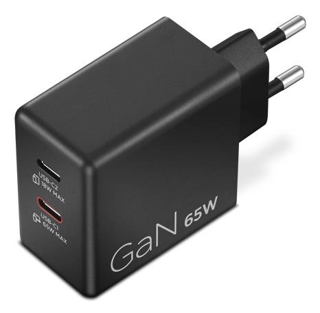 Ein schwarzer GaN 65W-Ladegerät mit zwei USB-C-Anschlüssen, die jeweils mit '18W MAX' beschriftet sind, wird mit einem europäischen Stecker gezeigt.