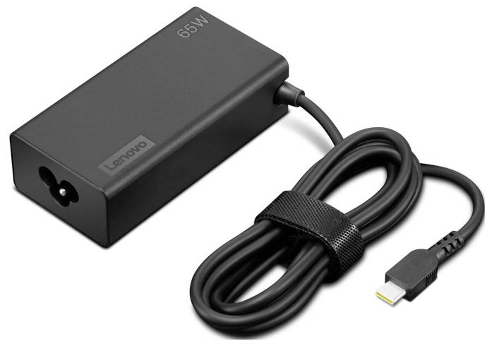 Ein schwarzes Lenovo 65W-Netzteil mit angeschlossenem Ladekabel, ausgestattet mit einem USB-C-Anschluss. Das Kabel ist sauber aufgerollt und befestigt.