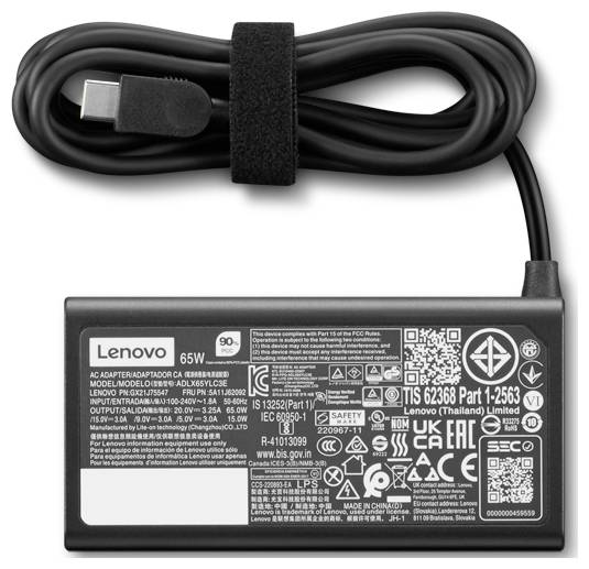Lenovo 65W Netzteil mit USB-C-Anschluss, Konformitätskennzeichnungen und Sicherheitszertifizierungen auf dem Gehäuse.
