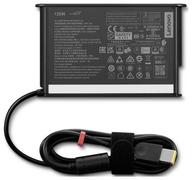 135-W-Lenovo-Laptop-Netzteil mit verschiedenen Zertifizierungslogos, Produktspezifikationen und einem Kabel mit rechteckigem Anschluss.