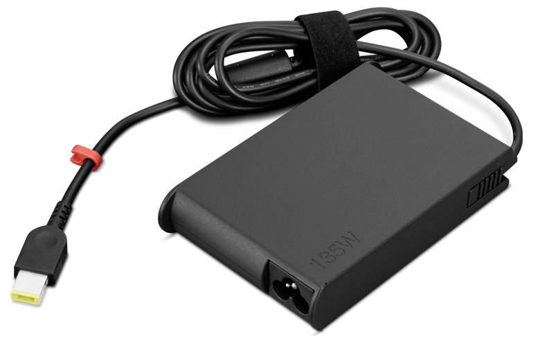 Ein rechteckiges schwarzes Laptop-Netzteil mit angeschlossenem Netzkabel, auf dessen Oberfläche '135W' zu lesen ist.