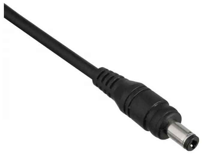 Ein schwarzer Gleichstrom-Stromstecker mit einer zylindrischen Metalltip, angeschlossen an ein Kabel. Verwendet zum Stromversorgen elektronischer Geräte.