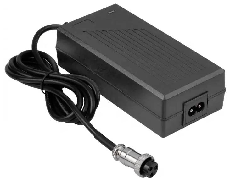 Ein schwarzer Netzadapter mit einem dreiadrigen Kabelanschluss, entwickelt für elektronische Geräte, mit einer gerippten Oberfläche auf dem Gehäuse.