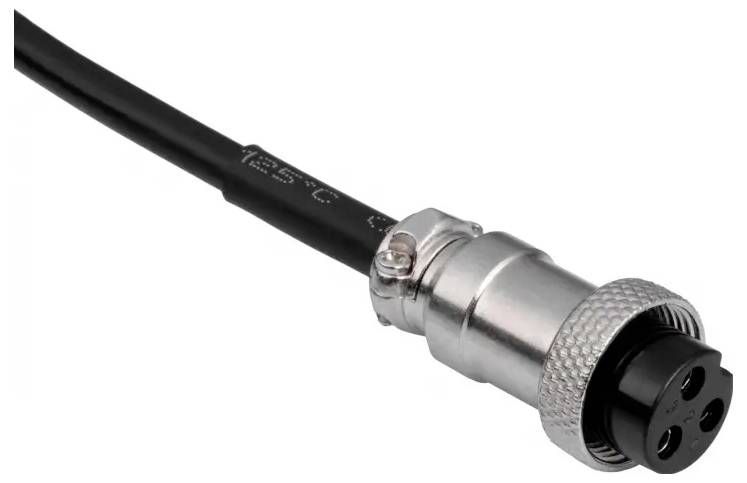 Ein Nahaufnahme eines zylindrischen Metall-Steckverbinders, der an ein schwarzes Kabel angeschlossen ist, mit drei kreisrunden Stiftelöchern, vor einem weißen Hintergrund.