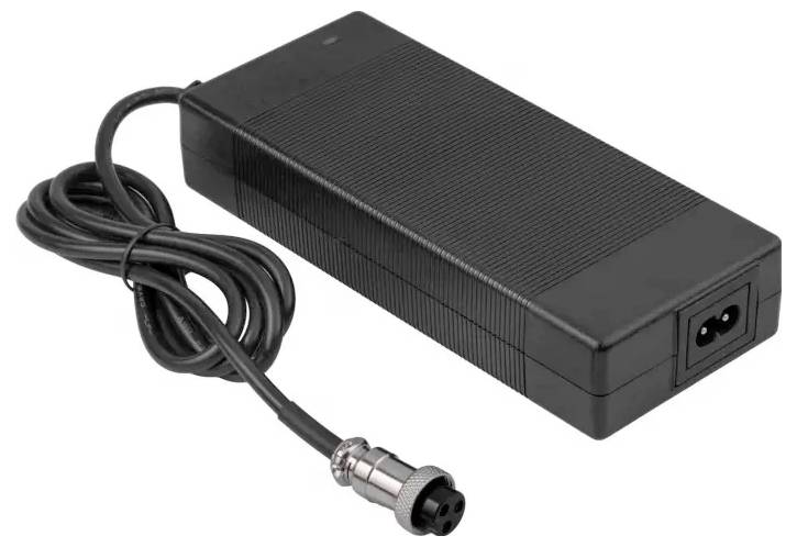 Ein schwarzer rechteckiger Netzadapter mit einem langen angeschlossenen Kabel, das in einen dreipinnigen Stecker endet.