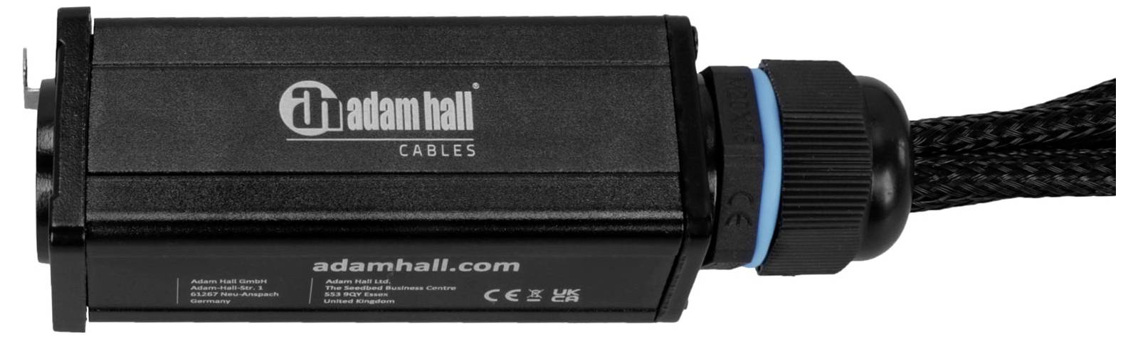 Das Bild zeigt einen schwarzen 'adam hall cables' Stecker mit Branding und Webadresse 'adamhall.com', der einen blauen Akzentring aufweist.