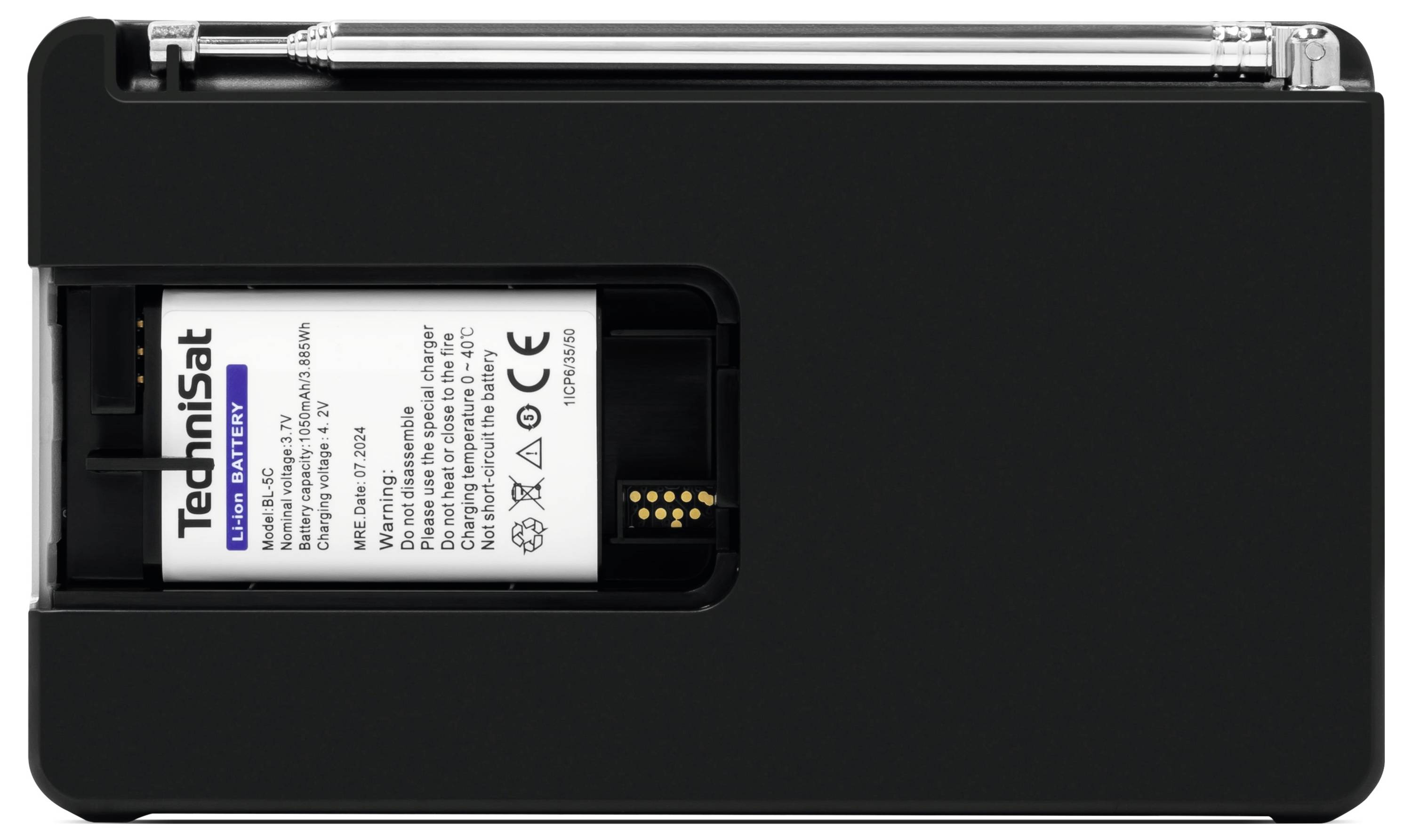 Ein schwarzes Batteriefach mit einem offenen Deckel, der ein rechteckiges Batteriemodell mit der Aufschrift 'TechniSat' und technischen Spezifikationen in kleiner Schrift freilegt.