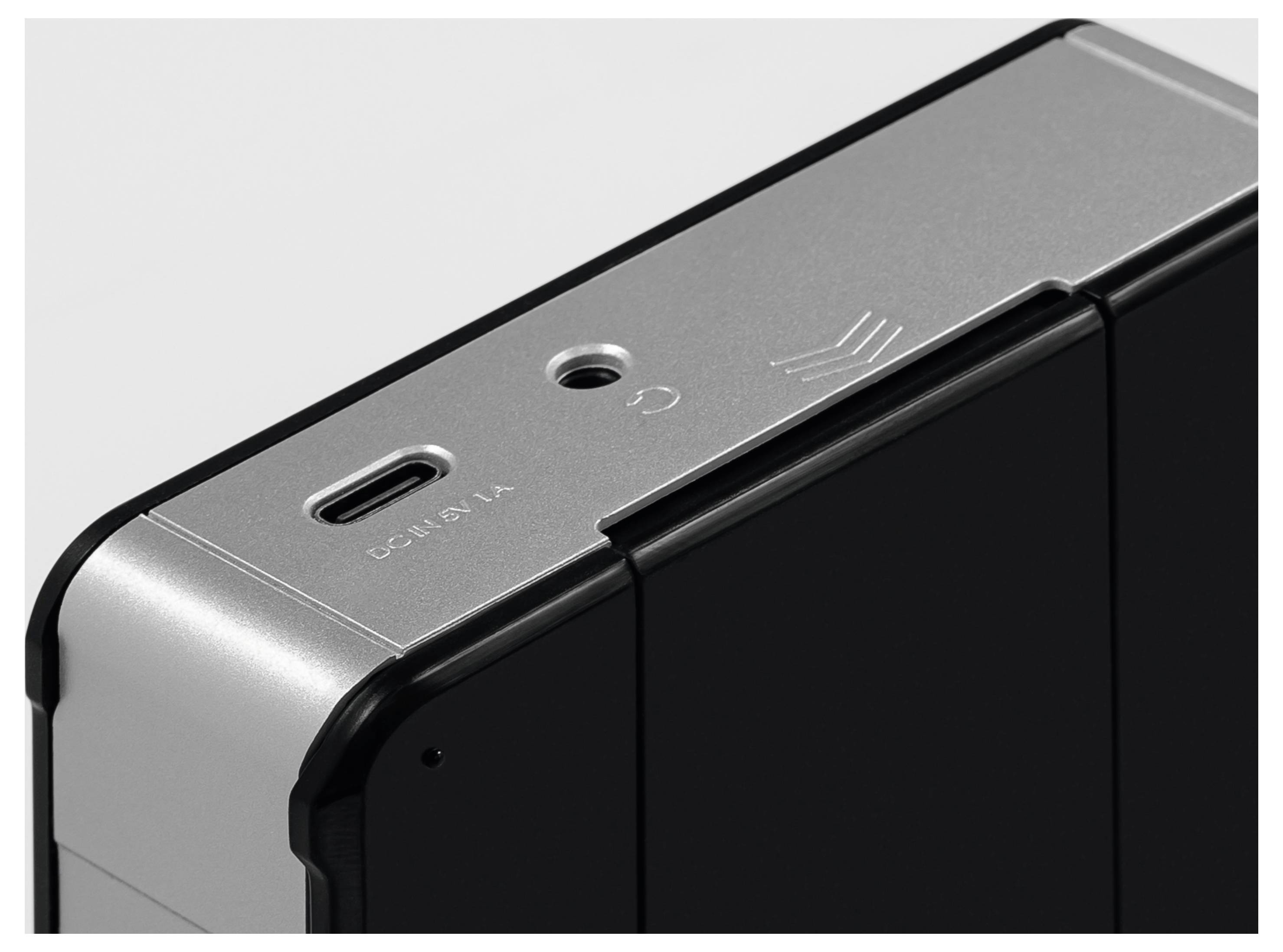 Nahaufnahme eines Geräts mit einem USB-C-Anschluss und der Beschriftung „DC IN 5V 1A