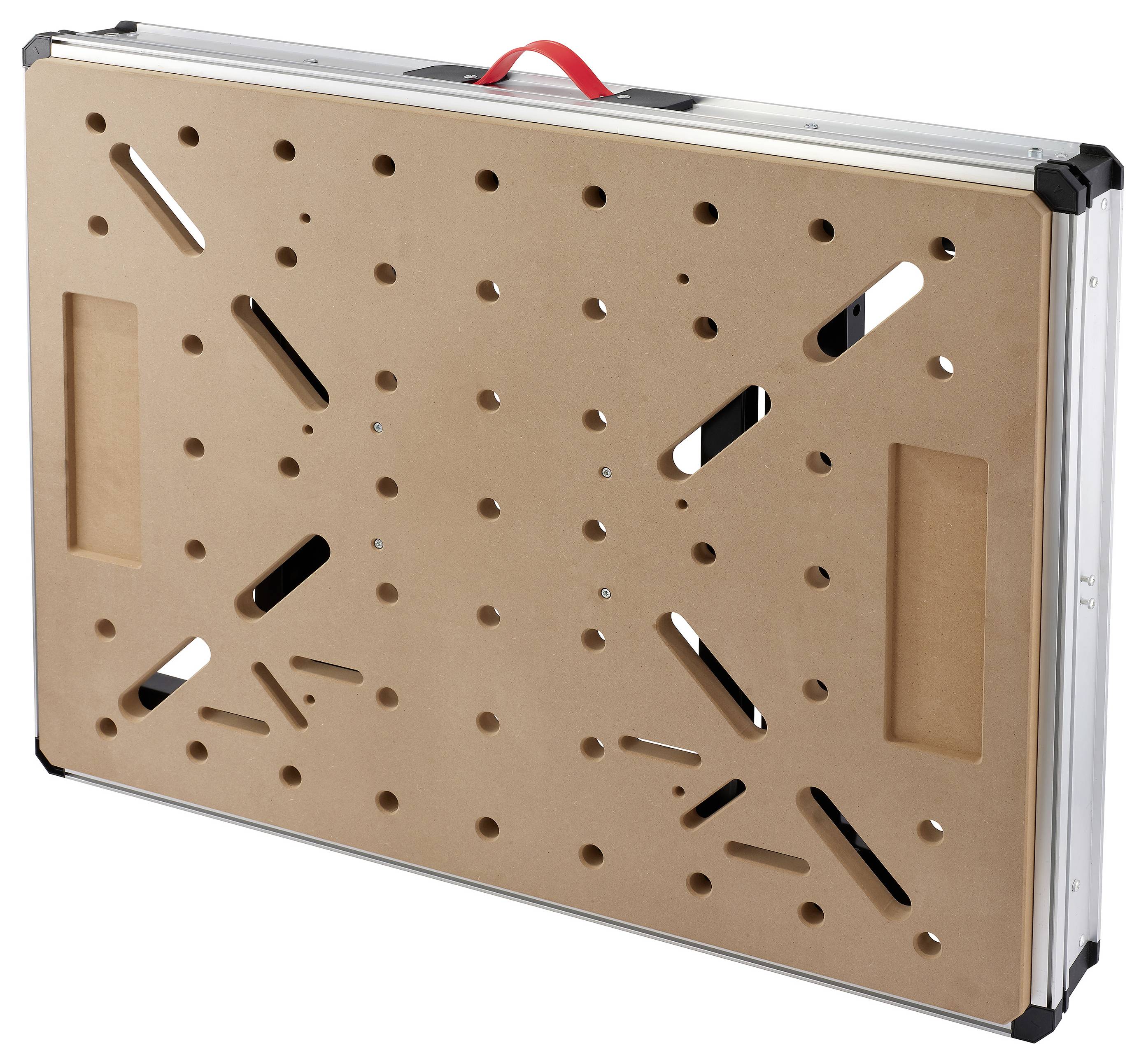 Gefaltete Kartonplatte mit vielen Löchern und Aussparungen auf einem Tisch, wahrscheinlich eine tragbare Falt-Spiel- oder Arbeitsfläche, gezeigt in einem silbernen Rahmen mit roten Griffen.