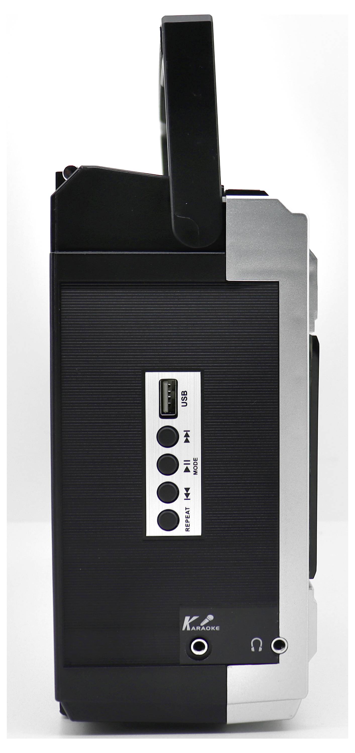 Tragbarer schwarzer und silberner Lautsprecher mit Griff, USB-Anschluss und Bedienungstasten an der Seite, der bequeme Audiowiedergabemöglichkeiten bietet.